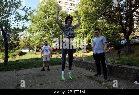 Belgrado, Serbia. 27 aprile 2020. Un gruppo di giovani si allenano nel parco durante una giornata calda e soleggiata, in mezzo alla pandemia del coronavirus COVID-19 in corso. I cittadini serbi stanno lentamente tornando alla vita normale, poiché le autorità stanno allentando alcune delle misure adottate per limitare la diffusione del coronavirus SARS-cov-2 che causa la malattia di COVID-19. Credit: Koca Sulejmanovic/Alamy Live News Foto Stock