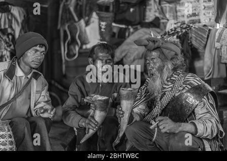 Chin Men che festeggiano, Mindat, Myanmar Foto Stock