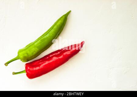 Rosso, verde cayenne peperoncino piccante su sfondo bianco immune sostegno sano concetto di mangiare Foto Stock