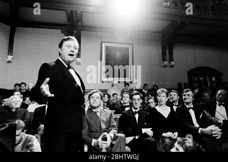 Kenneth Clarke parla alla Oxford Union Society nel 1991, guardato da un giovane Jacob Rees-Mogg e John Patten. Foto Stock