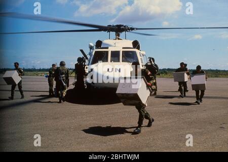 Siem Reap, Cambogia, 1993. I soldati delle Nazioni Unite scaricano le urne durante le elezioni cambogiane. Foto Stock