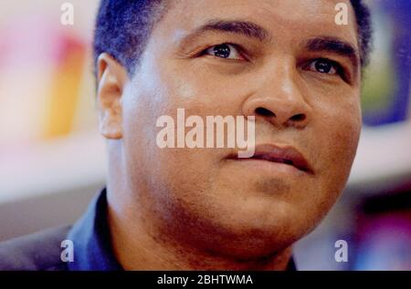 Muhammad Ali, ex campione mondiale di boxe dei pesi massimi, in un libro firmato a Londra a metà degli anni '90. Foto Stock