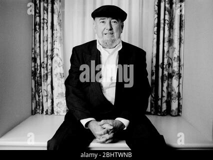 Lo scrittore Thomas Keneally, autore di Schindler's Ark (realizzato nel film Schindler's List) fotografato a Londra a metà degli anni '90. Foto Stock
