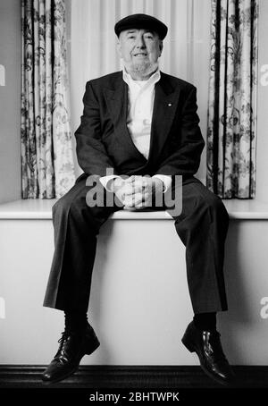 Lo scrittore Thomas Keneally, autore di Schindler's Ark (realizzato nel film Schindler's List) fotografato a Londra a metà degli anni '90. Foto Stock