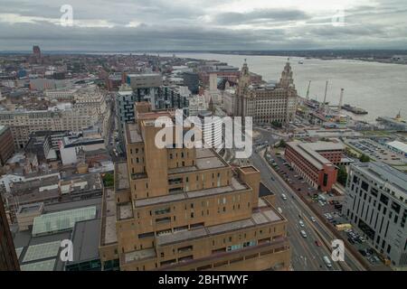 Il molo meridionale di Liverpool visto dal ristorante Panoramic 34 che include il Royal Liver Building, Albert Dock e la ruota di Liverpool Foto Stock