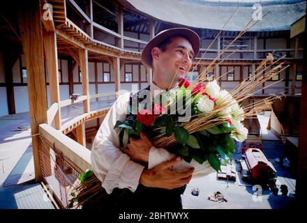 L'attore Mark Rylance al Globe Theatre di Londra nei giorni della sua costruzione a metà degli anni '90. Mark Rylance divenne il primo direttore artistico del Globe Theatre di Shakespeare nel 1995. Foto Stock