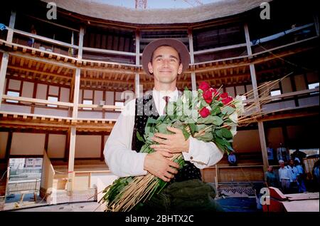 L'attore Mark Rylance al Globe Theatre di Londra nei giorni della sua costruzione a metà degli anni '90. Mark Rylance divenne il primo direttore artistico del Globe Theatre di Shakespeare nel 1995. Foto Stock