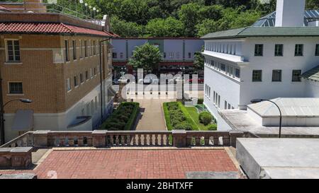 Vista attraverso l'accesso principale a Central Avenue dalla Grand Promenade situata dietro i bagni nella Città di Hot Springs, Arkansas, United Stat Foto Stock