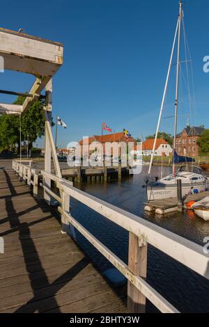 Eider-Habour e il vecchio Packhaus o magazzino a Tönning sul Mare del Nord, Distretto Frisia Nord, Schleswig-Holstein, Germania del Nord, Europa Foto Stock