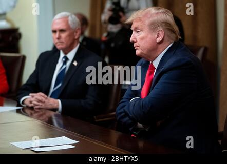 NYTVIRUS - Presidente Donald Trump con il Vice Presidente Mike Pence, fare osservazioni mentre incontra i dirigenti del settore sulla risposta COVID-19 nella Sala del Gabinetto della Casa Bianca, 27 aprile 2020. ( Foto di Doug Mills/The New York Times)credito: Doug Mills/Pool via CNP | utilizzo in tutto il mondo Foto Stock