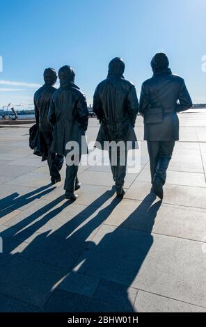 La statua dei Beatles al Pier Head di Liverpool Foto Stock