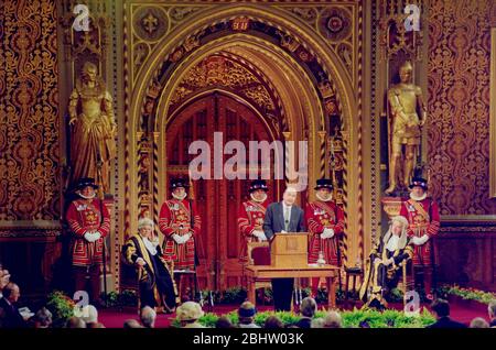 Il Presidente francese Jacques Chirac parla alle Camere del Parlamento, alla Camera dei Lord, Londra, Regno Unito, durante una visita di Stato nel 1996. Nella foto è anche visibile Betty Boothroyd, Presidente della Camera dei Comuni. Foto Stock