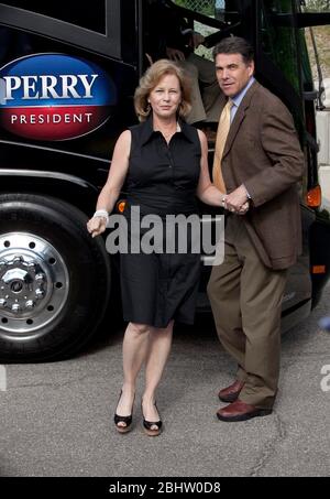 Des Moines Iowa USA, 16 agosto 2011: Il governatore del Texas e la fiduciosa presidenza repubblicana Rick Perry e la moglie Anita arrivano alla fiera statale dell'Iowa per incontrare i potenziali elettori di caucus. Perry sta iniziando la sua prima campagna elettorale dopo essersi annunciato come candidato alla nomina presidenziale repubblicana. ©Bob Daemmrich Foto Stock