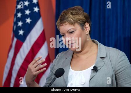 Austin Texas USA, luglio 20 2011: USA L'amministratore dell'EPA Lisa P. Jackson interviene in una conferenza stampa che annuncia una strategia federale per promuovere i mercati e i posti di lavoro del riciclaggio dell'elettronica negli Stati Uniti, una priorità dell'amministrazione Obama per incoraggiare una progettazione più ecologica e promuovere il riciclaggio. L'evento si è svolto nel Round2, un impianto di riciclaggio ad alta tecnologia ad Austin. ©Bob Daemmrich Foto Stock