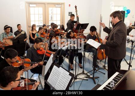 El Paso, Texas USA, maggio 2010: Gli studenti che leggono spartiti suonano strumenti a corda in aula di prova musicale presso la Mission Early College High School. ©Bob Daemmrich Foto Stock