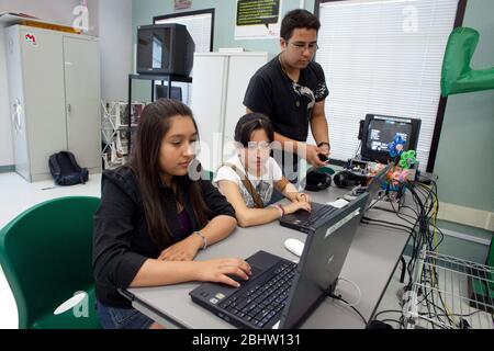 El Paso, Texas USA, maggio 2010: Gli studenti utilizzano computer portatili in classe presso la Mission Early College High School. ©Bob Daemmrich Foto Stock
