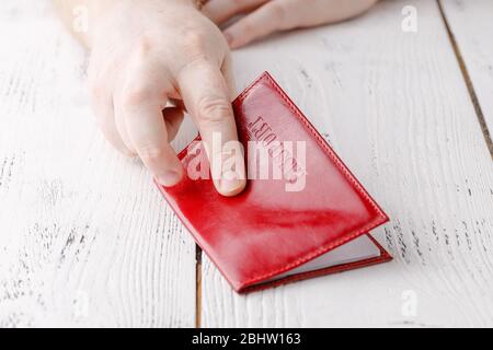 passaporto di identità per mano di uomo Foto Stock