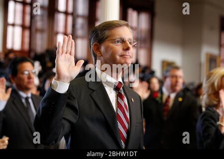 Austin Texas USA, 11 gennaio 2011: Il legislatore repubblicano Phil King presta giuramento nella Texas House mentre la sessione legislativa del 82nd si svolge ad Austin. ©Bob Daemmrich Foto Stock