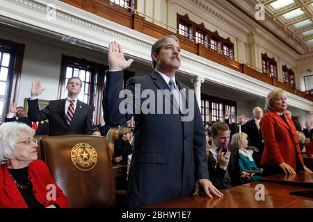 Austin Texas USA, 11 gennaio 2011: Il legislatore repubblicano Larry Taylor di Friendswood prende il giuramento di carica nella Texas House mentre la sessione legislativa 82nd si svolge ad Austin. Quest’anno i repubblicani hanno una maggioranza tra i 101 e i 49 rispetto ai democratici nella Camera del Texas. ©Bob Daemmrich Foto Stock