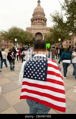 Austin Texas USA, 22 febbraio 2011: Uomo drappeggiato in marciate bandiera americana al Campidoglio del Texas durante un rally pro-immigrazione. ©Marjorie Kamys Cotera/Daemmrich Photography Foto Stock