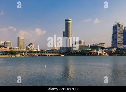 Grattacieli dello skyline di Singapore a Marina Bay di vista verso Esplanade, teatri sulla Baia, di giorno Foto Stock