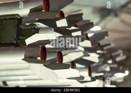 Attrezzature militari della seconda guerra mondiale. Katyusha sistema di lancio multiplo del razzo. Vista degli stabilizzatori del razzo da dietro. Foto Stock