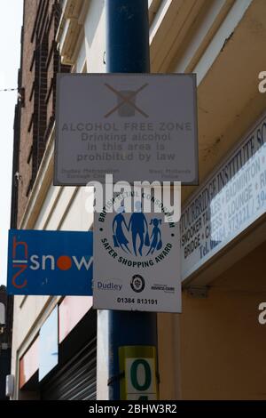 Firma di Alcohol Free zone e firma del British Retail Consortium. Stourbridge. West Midlands, Regno Unito Foto Stock