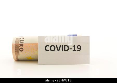 Covid-19 intestato sulla carta di fronte alla caduta della valuta euro riflette l'impatto economico della crisi del coronavirus Foto Stock