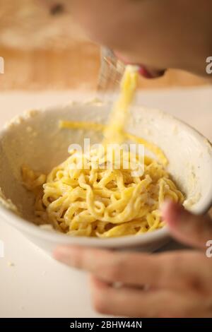 Mangiare cacio e pepe a Roma Italia Foto Stock