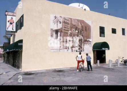 Murale a lato del bar di Brig Brandelli sull'Abate Kinney di Venezia, CA, dipinto da Art Mortimer nel 1973. Foto Stock