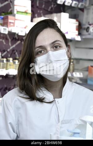 Farmacista durante l'epidemia di corona Foto Stock