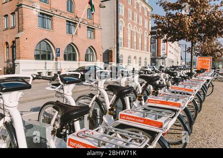 Bycyklen. Noleggio biciclette elettriche a Copenhagen. Fila di biciclette Bycyklen. Noleggio bici elettriche pubbliche parcheggiate a Copenaghen il 18 febbraio 2019 Foto Stock