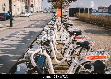 Bycyklen. Noleggio biciclette elettriche a Copenhagen. Fila di biciclette Bycyklen. Noleggio bici elettriche pubbliche parcheggiate a Copenaghen il 18 febbraio 2019 Foto Stock