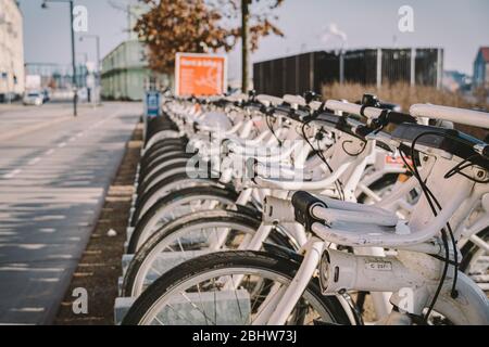 Bycyklen. Noleggio biciclette elettriche a Copenhagen. Fila di biciclette Bycyklen. Noleggio bici elettriche pubbliche parcheggiate a Copenhagen, Danimarca. Salva CO2. E Foto Stock