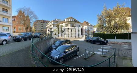 Strasburgo, Francia - 24 marzo 2020: Vista panoramica ultra grandangolare della strada francese senza persone durante il confinamento generale di blocco a causa della pandemia Coronavirus Covid19 Foto Stock