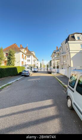 Strasburgo, Francia - 24 marzo 2020: Verticale vista panoramica ultra grandangolare della strada francese Rue Rene Schickele senza persone durante il confinamento generale di blocco a causa della pandemia Coronavirus Covid19 Foto Stock