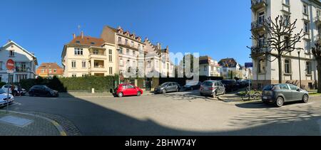 Strasburgo, Francia - 24 marzo 2020: Vista panoramica ultra grandangolare della strada francese senza persone durante il confinamento generale di blocco a causa della pandemia Coronavirus Covid19 Foto Stock