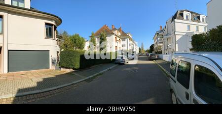 Strasburgo, Francia - 24 marzo 2020: Vista panoramica ultra-grandangolare della strada francese Rue Rene Schickele senza persone durante il confinamento generale di blocco a causa della pandemia Coronavirus Covid19 Foto Stock