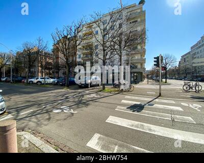 Strasburgo, Francia - 24 marzo 2020: Vista panoramica ultra grandangolare della strada francese senza persone durante il confinamento generale di blocco a causa della pandemia Coronavirus Covid19 Foto Stock