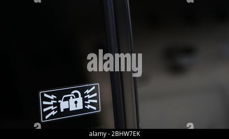 Un segnale di avvertenza viene automaticamente bloccato sul finestrino della vettura Foto Stock