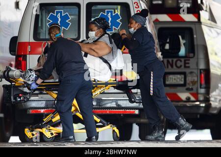 Washington, DC, USA. 27 aprile 2020. I medici trasportano un paziente da un'ambulanza al George Washington University Hospital di Washington, DC, Stati Uniti, il 27 aprile 2020. I casi COVID-19 confermati a livello mondiale hanno superato i 3 milioni di persone il lunedì, raggiungendo i 3,002,303 alle 13:00 (1700 GMT), secondo il Center for Systems Science and Engineering (CSSE) della Johns Hopkins University. Credit: Ting Shen/Xinhua/Alamy Live News Foto Stock