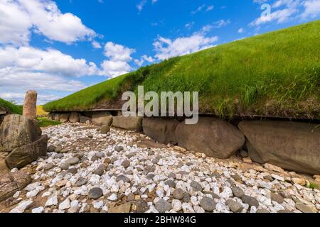 Tombe di tumulo di passaggio neolitico di Knowth in Boyne Valley, Irlanda Foto Stock