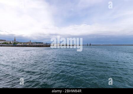 Veduta aerea delle navi a vela e degli yacht nel porto turistico di Dun Laoghaire, Irlanda Foto Stock