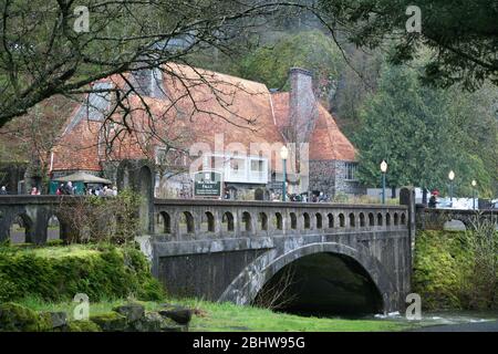 Lo storico ponte autostradale della Columbia Gorge di fronte al Multnomah Falls Lodge in Oregon Foto Stock