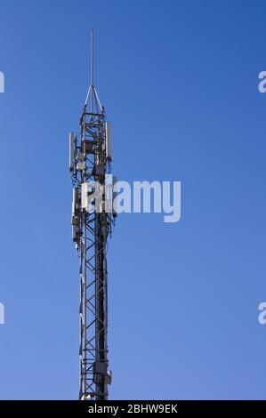 Immagine di un'antenna per telefono cellulare con un cielo blu chiaro sullo sfondo e spazio per il testo Foto Stock