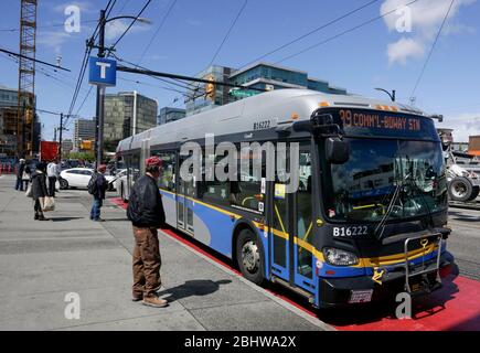 Vancouver, Canada. 27 aprile 2020. I passeggeri attendono l'autobus su una strada a Vancouver, Canada, 27 aprile 2020. L'autorità di trasporto di Metro Vancouver TransLink ha annunciato lunedì che sta licenziando 1,492 lavoratori con un'ulteriore riduzione dei servizi a causa della massiccia recessione del ridership durante la pandemia COVID-19. A partire da lunedì pomeriggio, sono stati confermati 48,230 casi di COVID-19 in Canada e 2,701 decessi. Credit: Liang Sen/Xinhua/Alamy Live News Foto Stock