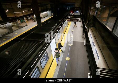 Vancouver, Canada. 27 aprile 2020. I passeggeri sono visti su una piattaforma presso una stazione Skytrain a Vancouver, Canada, 27 aprile 2020. L'autorità di trasporto di Metro Vancouver TransLink ha annunciato lunedì che sta licenziando 1,492 lavoratori con un'ulteriore riduzione dei servizi a causa della massiccia recessione del ridership durante la pandemia COVID-19. A partire da lunedì pomeriggio, sono stati confermati 48,230 casi di COVID-19 in Canada e 2,701 decessi. Credit: Liang Sen/Xinhua/Alamy Live News Foto Stock