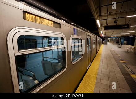 Vancouver, Canada. 27 aprile 2020. Un treno non in servizio è visto all'interno di una stazione Skytrain a Vancouver, Canada, 27 aprile 2020. L'autorità di trasporto di Metro Vancouver TransLink ha annunciato lunedì che sta licenziando 1,492 lavoratori con un'ulteriore riduzione dei servizi a causa della massiccia recessione del ridership durante la pandemia COVID-19. A partire da lunedì pomeriggio, sono stati confermati 48,230 casi di COVID-19 in Canada e 2,701 decessi. Credit: Liang Sen/Xinhua/Alamy Live News Foto Stock