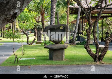 Scultura astratta di arte moderna nei giardini tropicali paesaggistici del resort Foto Stock