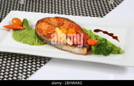 Fetta di salmone alla griglia con avocado Foto Stock